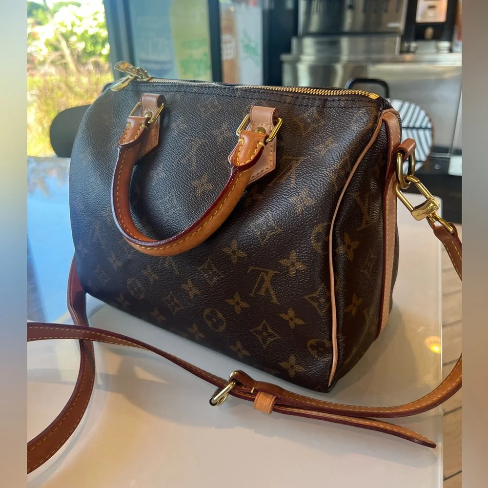 not for sell. Too old
Louis Vuitton Monogram Speedy 25 with Bandouliere strap - Picture 1 of 7